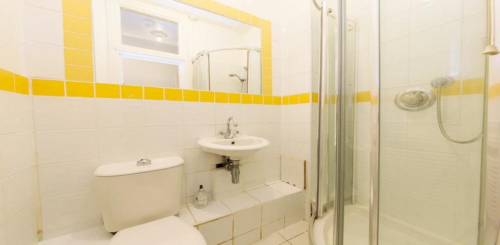 			PRIVATE GARDEN, 3 Bedroom, 1 bath, 1 reception Flat			 North End Road , GOLDERS GREEN